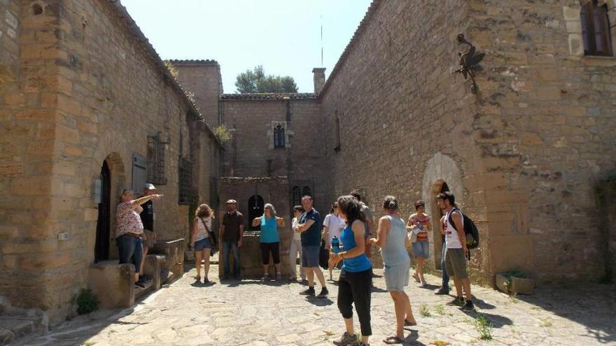 Visitants passant pels patis interiors del castell de Talamanca