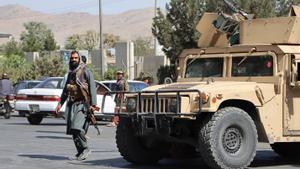 Talibanes armados controlan el accedo al aeropuerto de Kabul el pasado mes de agosto.