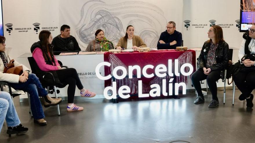 A concelleira de Cultura, Begoña Blanco, acompañada de representantes dos grupos que actuarán o Día das Letras Galegas.