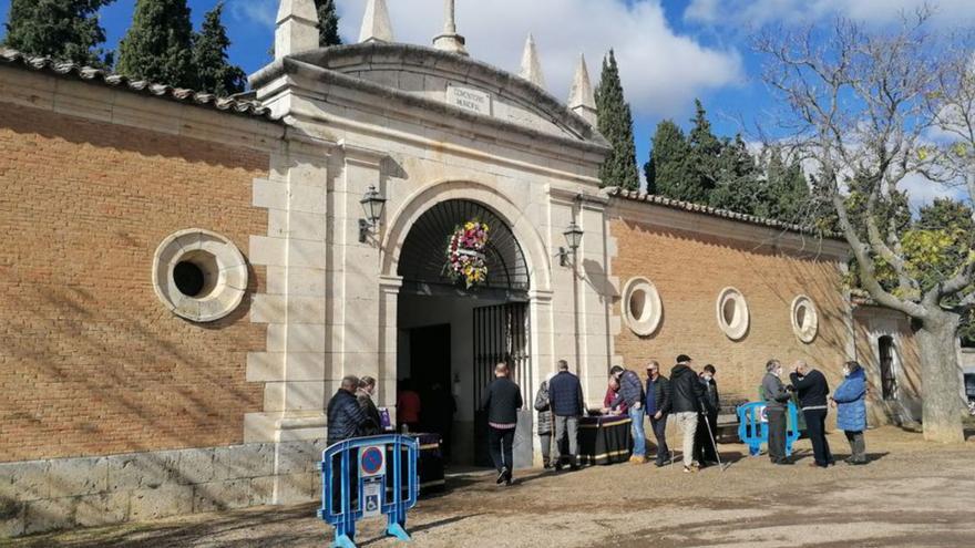 Los vecinos de Toro honran a sus seres queridos en la fiesta de Todos los Santos