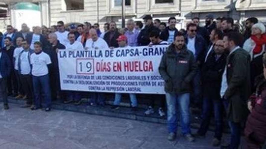 Concentración de trabajadores de Clas ayer en Oviedo.