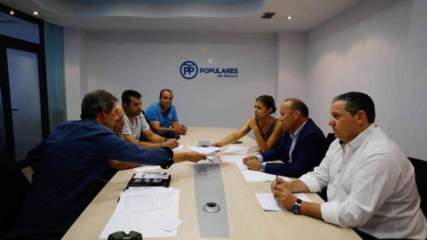 Representantes de los colectivos afectados durante la reunión mantenida con los parlamentarios del Partido Popular por Zamora.