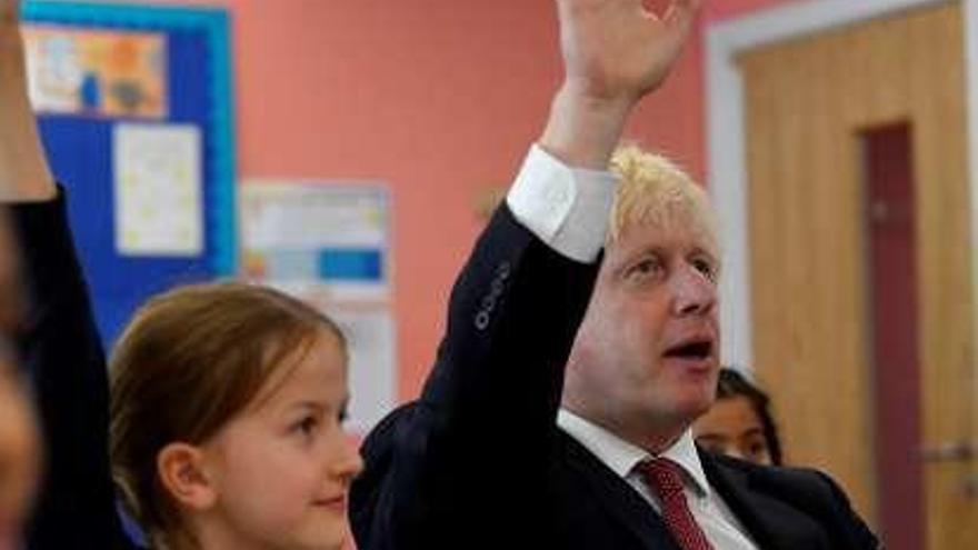 Johnson, en una aula durante una visita a un colegio. // Reuters