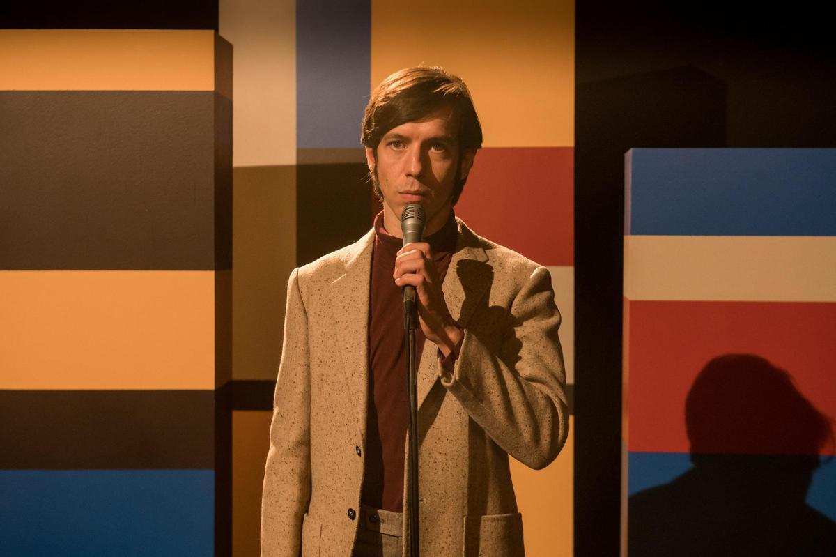 Marcel Borràs hace de Joan Manuel Serrat