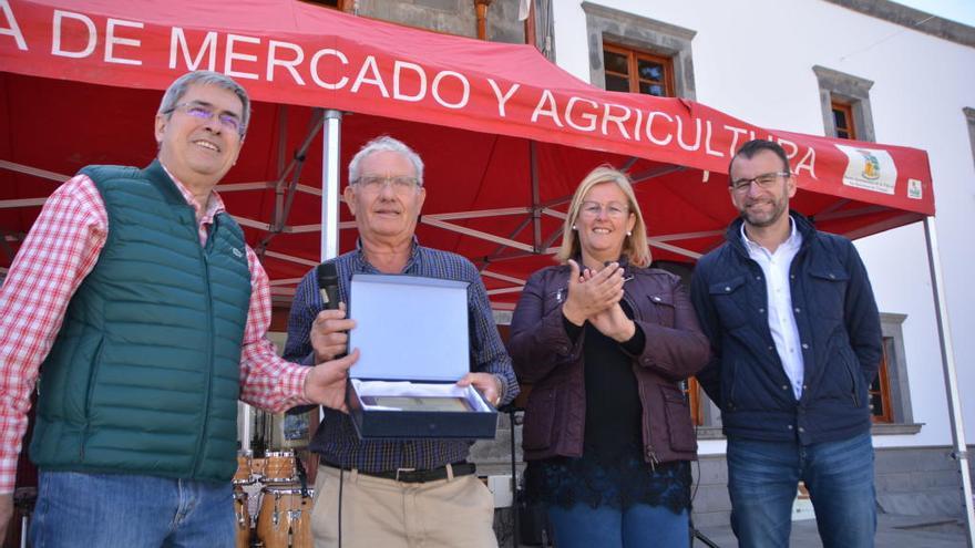 Por la izquierda, Marco Aurelio Pérez, Vicente Mejías, Elena Álamo y José Carlos Álamo, durante las fiestas del Almendro en Flor.