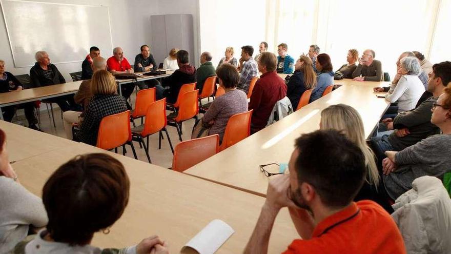 Asistentes a la reunión de ayer de la Plataforma Contra la Contaminación de Gijón.