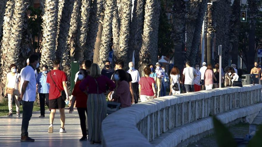 Malagueños pasean y hacen deporte por el paseo marítimo de La Malagueta.