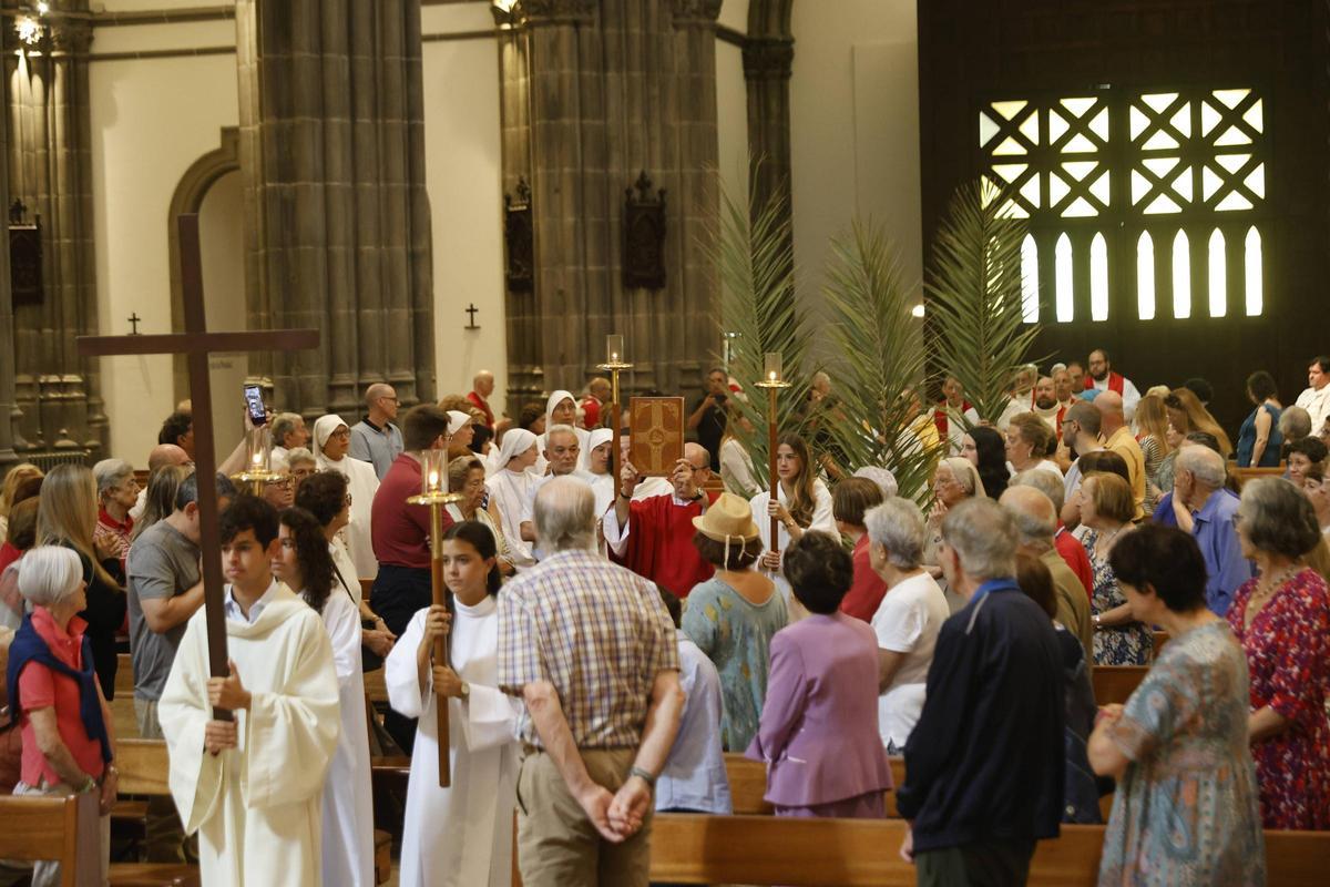 La misa de celebración por los 125 años de la iglesia gijonesa de San Lorenzo, en imágenes