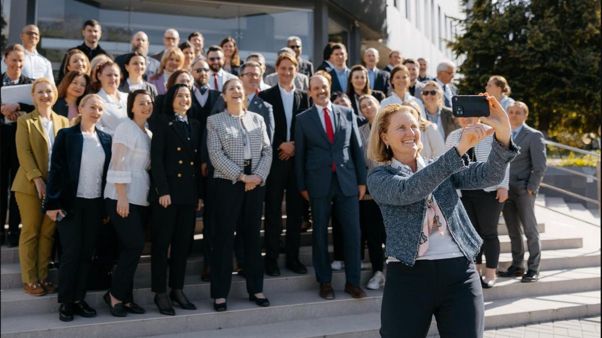 El 17 de enero, la última gerente de USAID, Isobel Coleman, se despedía de su personal haciendose este selfie para sus redes sociales,