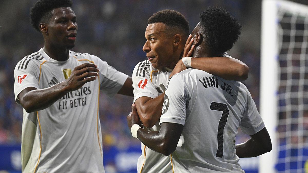Mbappé celebra con Vinicius y Tchouameni el gol ante el Oviedo tapando la boca al brasileño que se encaró con la grada