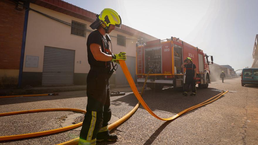 Bomberos de Córdoba sofocan un incendio en una planta de reciclaje que ha causado una gran columna de humo