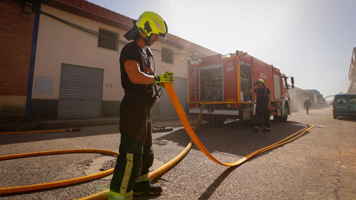 Bomberos de Córdoba sofocan un incendio en una planta de reciclaje que ha causado una gran columna de humo