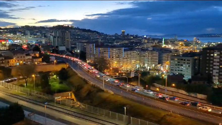 Largas colas en los accesos a Vigo desde la AP-9, este viernes.