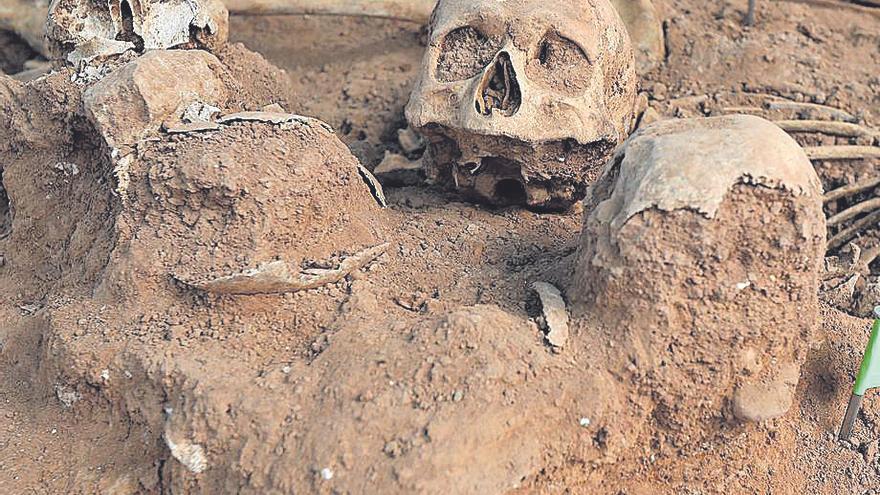 Fusilados en la fosa de Belchite en la que se está trabajando.