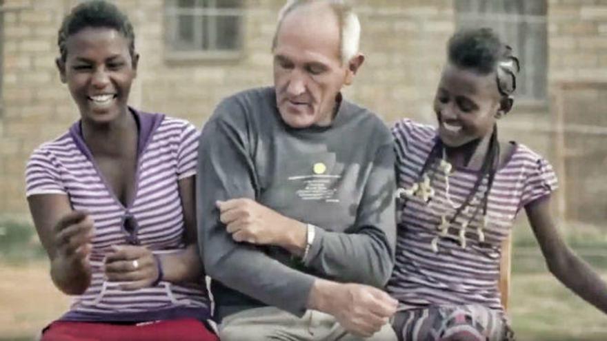 El misionero jugando con dos etíopes durante el rodaje de un documental sobre Wukro