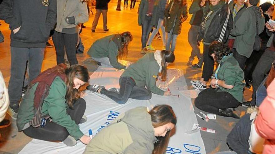 Nois i monitors de l&#039;Antoni Guadí i el Cardenal Lluch fent un mural, ahir