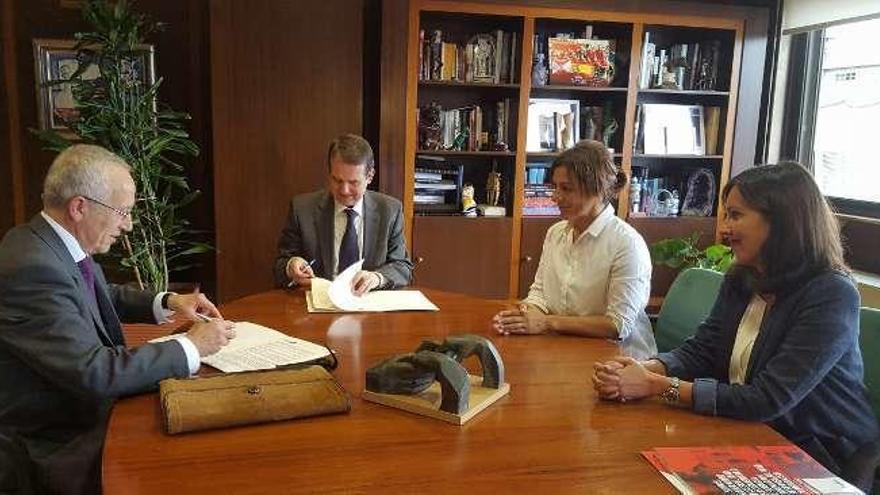 Joaquín González y Abel Caballero durante la firma del convenio.