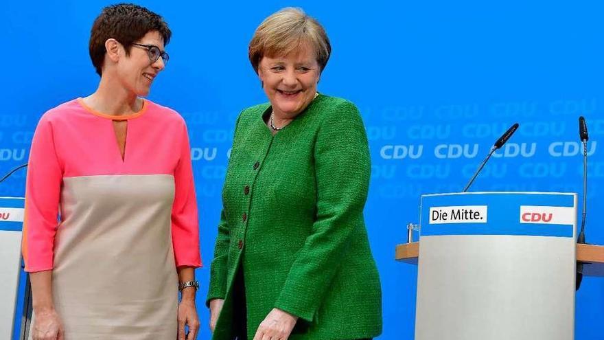 Exhibición de complicidad de Merkel y la nueva secretaria general de la CDU. // AFP