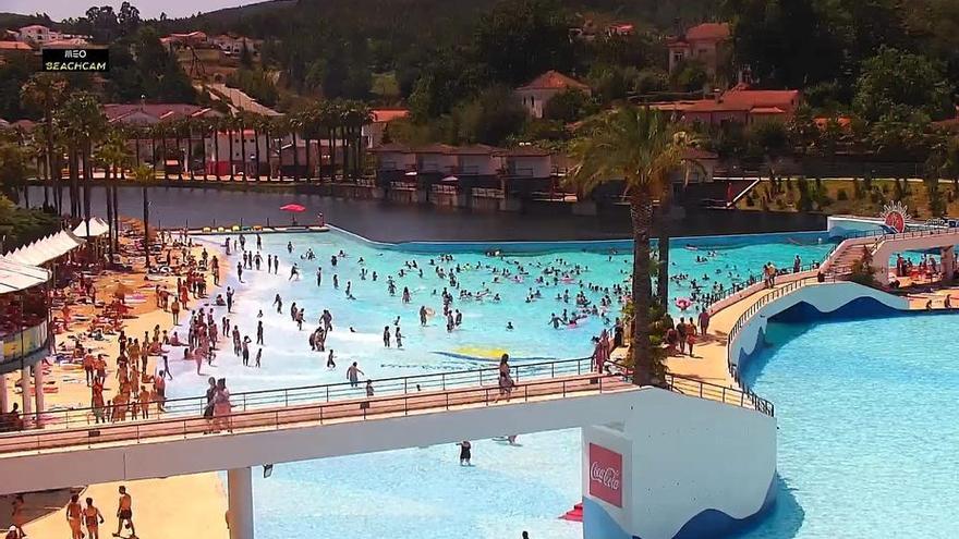 Esta enorme piscina con alma de playa (olas incluidas) está en Portugal