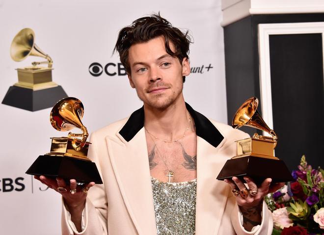 Harry Styles con dos gramófonos en los Premios Grammy 2023