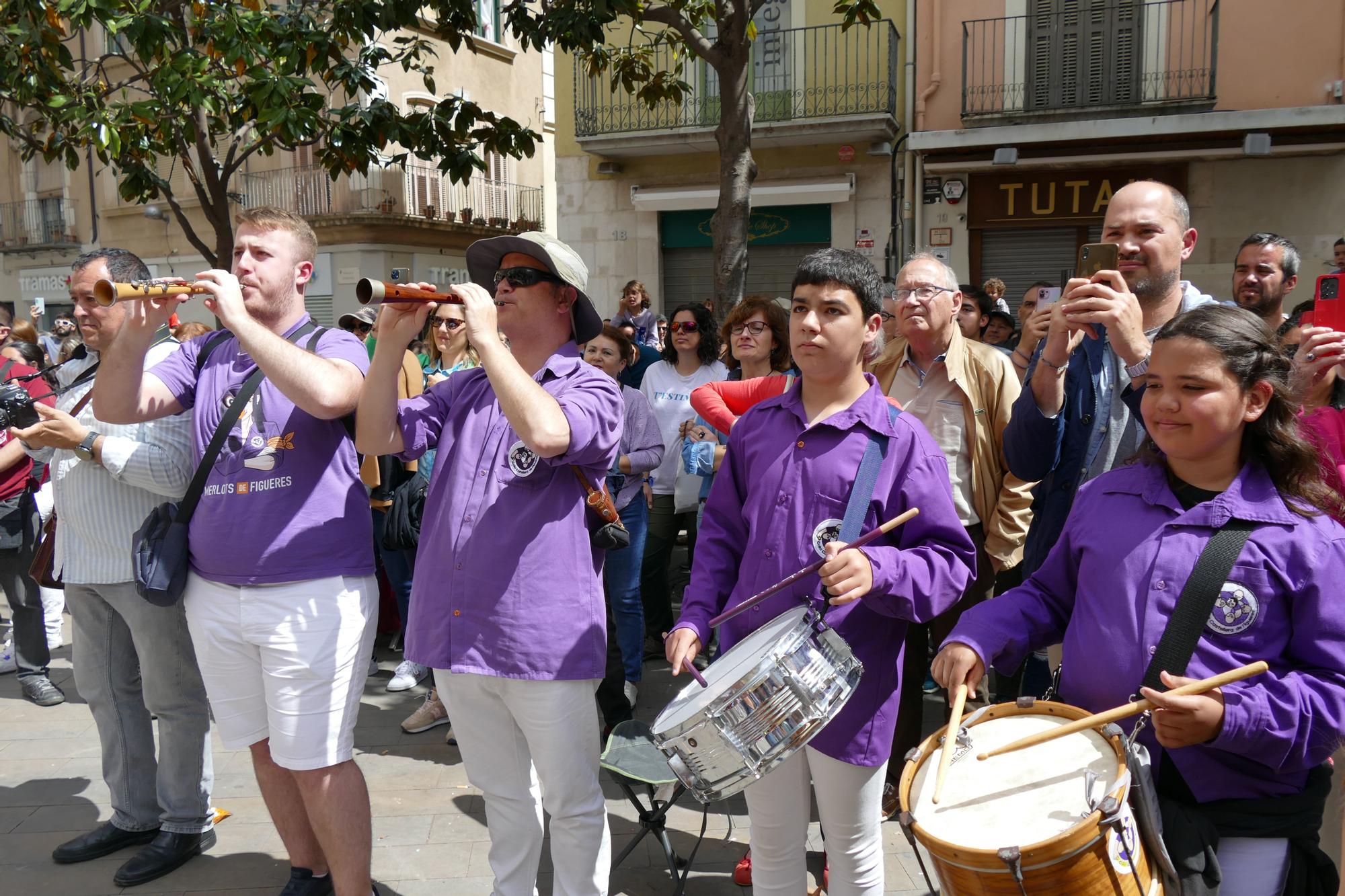 La plaça es tenyeix de colors amb la Diada Castellera de Santa Creu