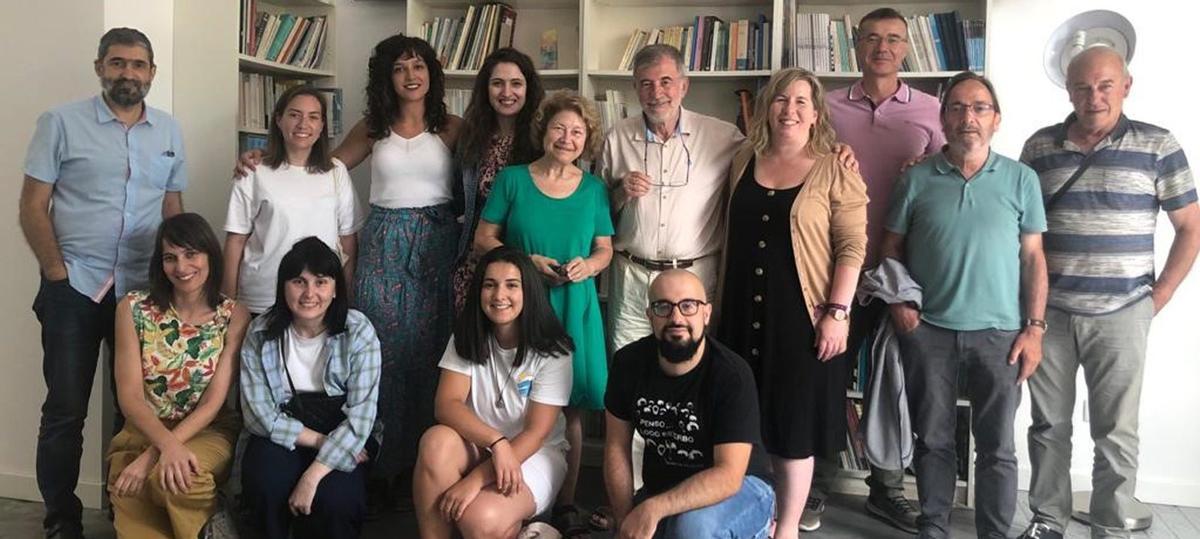 Ana Parada (de pé, cuarta pola esquerda), xunto ao resto do equipo directivo da revista.