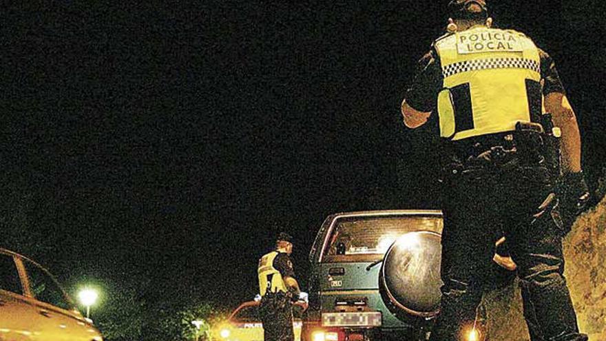 Efectivos de la PolicÃ­a Local de CalviÃ  durante un control nocturno del trÃ¡fico.