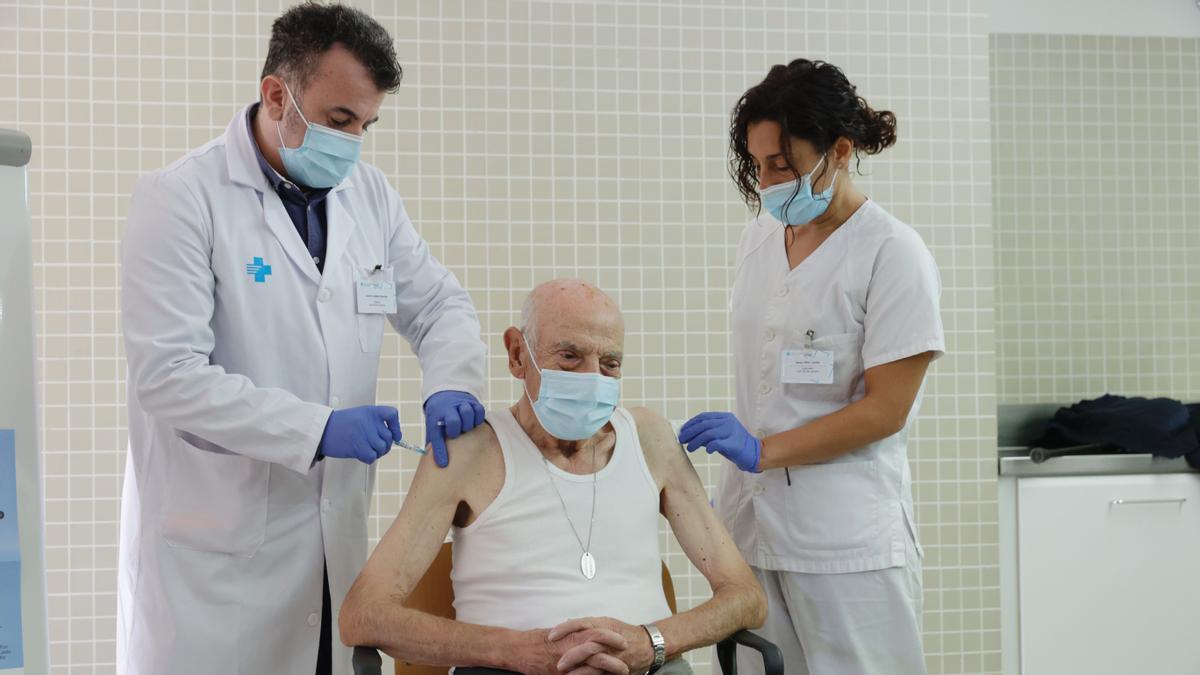 Empieza la vacunación simultánea de la gripe y el covid a los mayores de 70 años