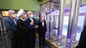 El Presidente iraní Hassan Rouhani junto  al jefe de la organización nuclear iraní Ali Akbar Salehi en una exhibición de logros nucleares