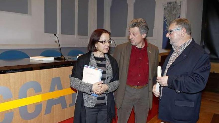 De izquierda a derecha, Ana Cano, Carlos Rubiera y Vicente García-Oliva, ayer, en el Antiguo Instituto.