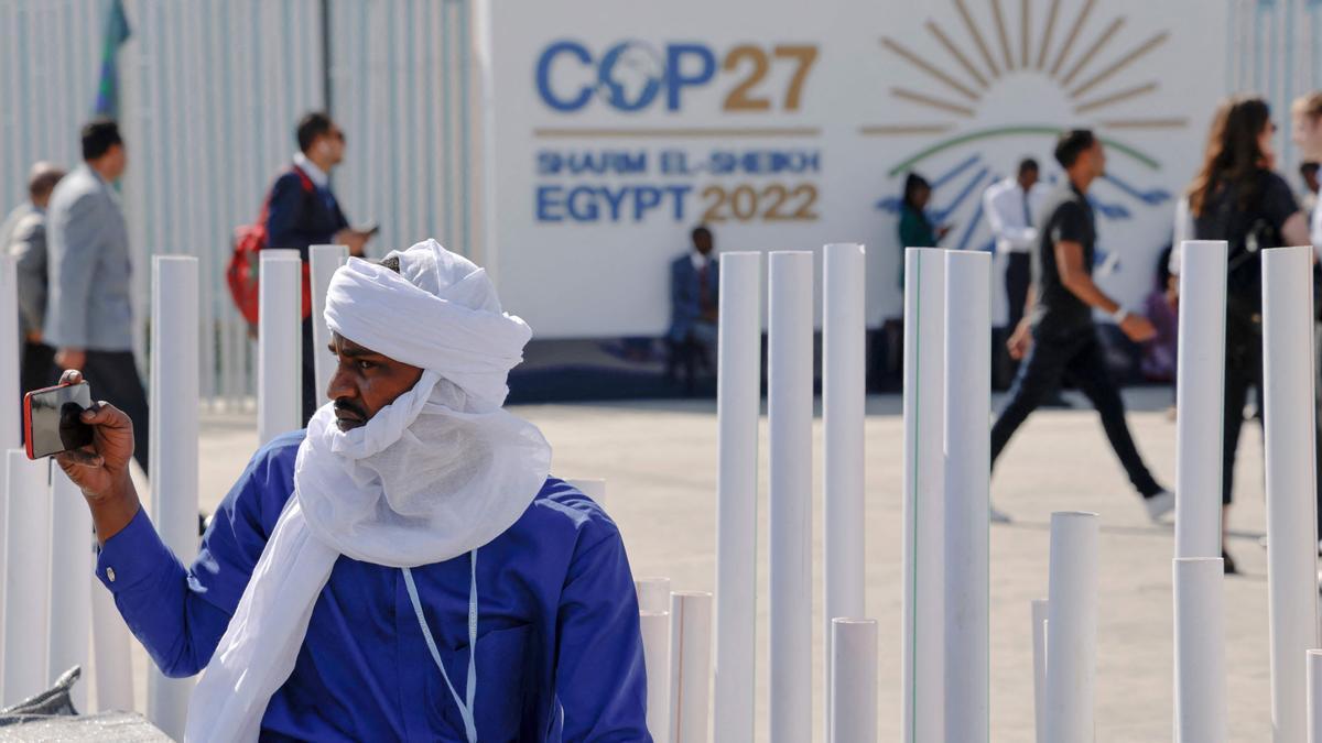 Un participante se hace un 'selfie' en el Centro Internacional de Convenciones de Sharm El Sheikh, el primer día de la cumbre climática COP27, el 6 de noviembre de 2022.
