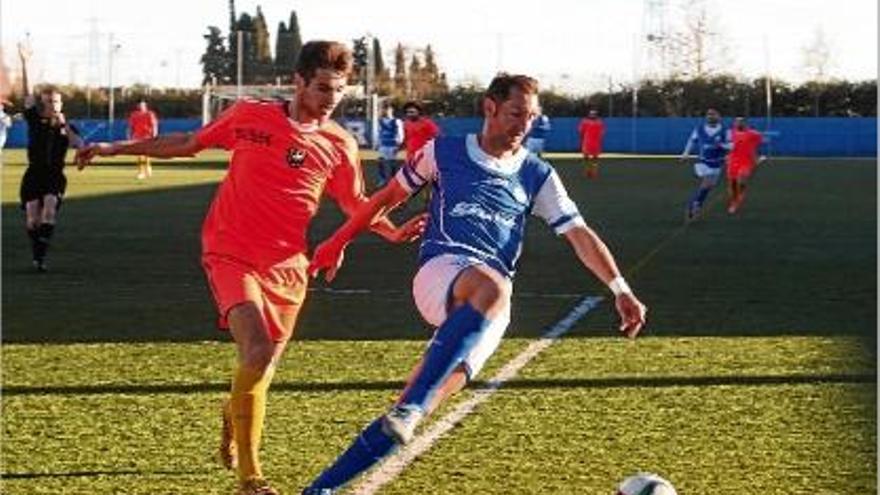 Ayala lluita una pilota amb l&#039;exjugador del Llagostera Marc Sellarés, ara a les files del Morell.