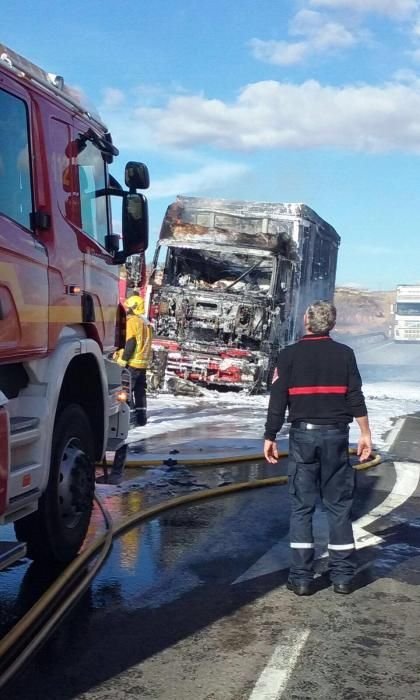 Arde un camión cargado de colchones en Villena