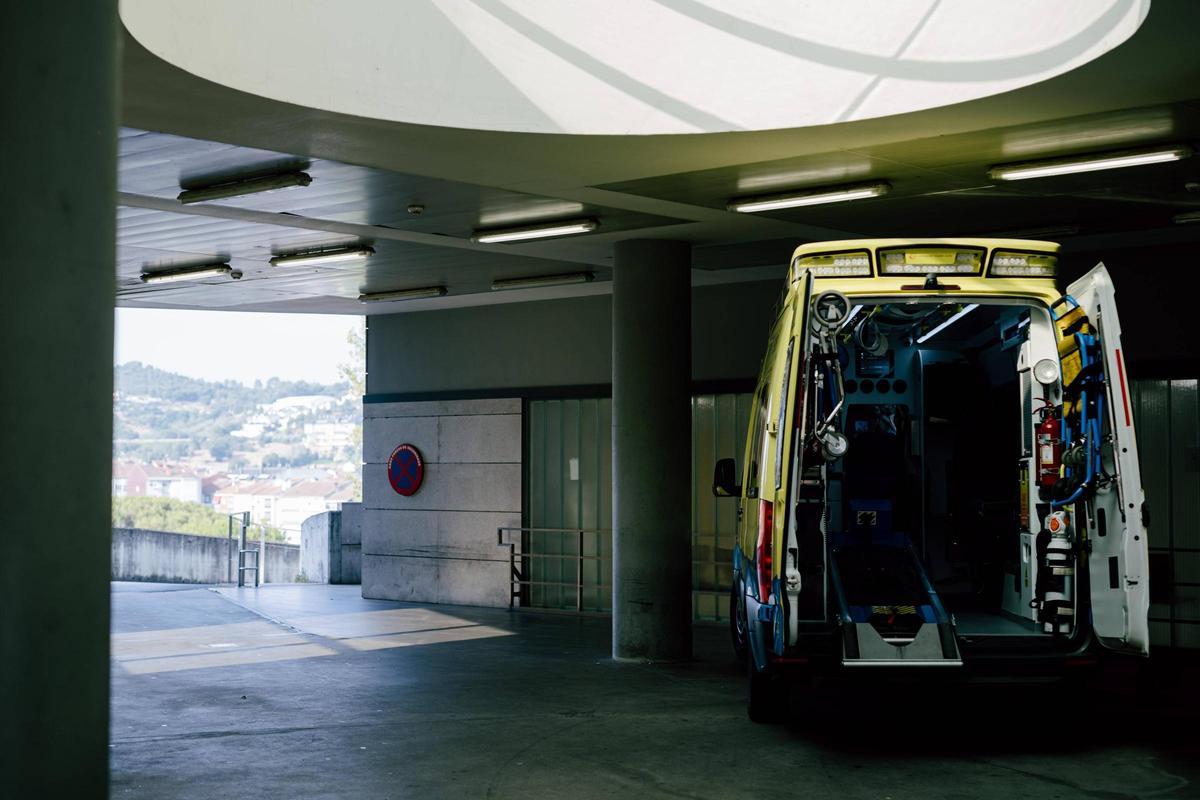 Una ambulancia en el acceso al servicio de Urgencias del hospital de Ourense.