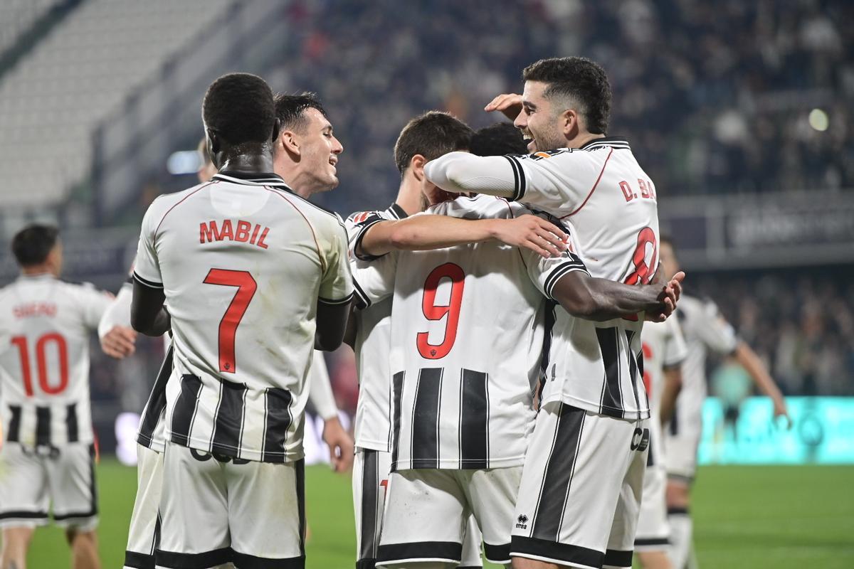 Barri, a la derecha, celebra un gol del Castellón junto a sus compañeros.
