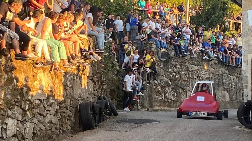 Medio centenar de &#039;bólidos&#039; participan en la XVI Baixada de Carrilanas de Arcade