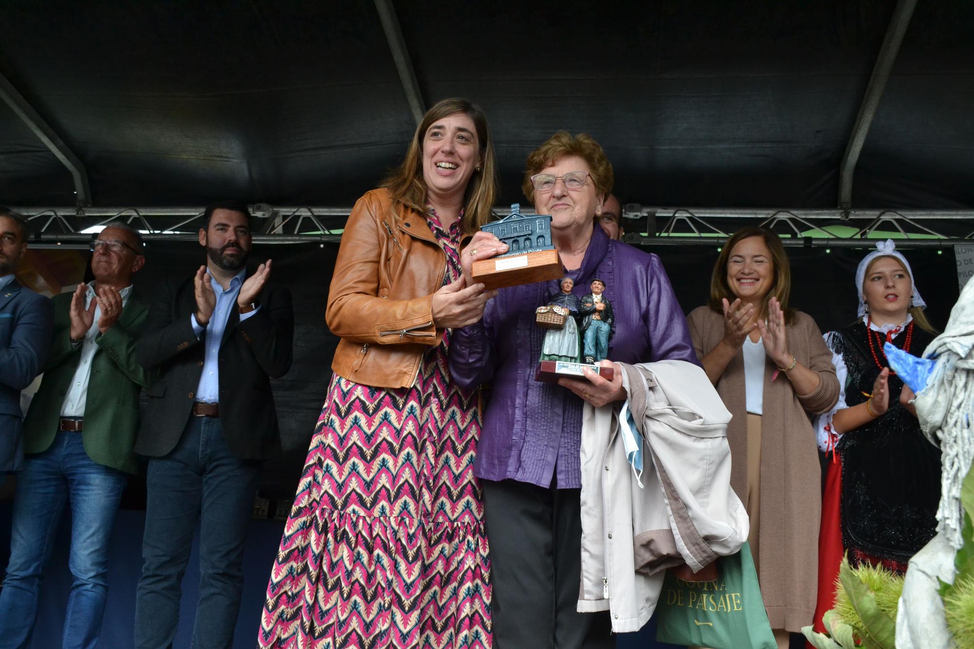 La teniente de alcalde del ayuntamiento de Piloña, Patricia Ferrero, entró el segundo premio a la mejor avellana a Patricia Ferrero, de el Texedal (Piloña), quien también fue reconocida como la cosechera de más edad del concejo.