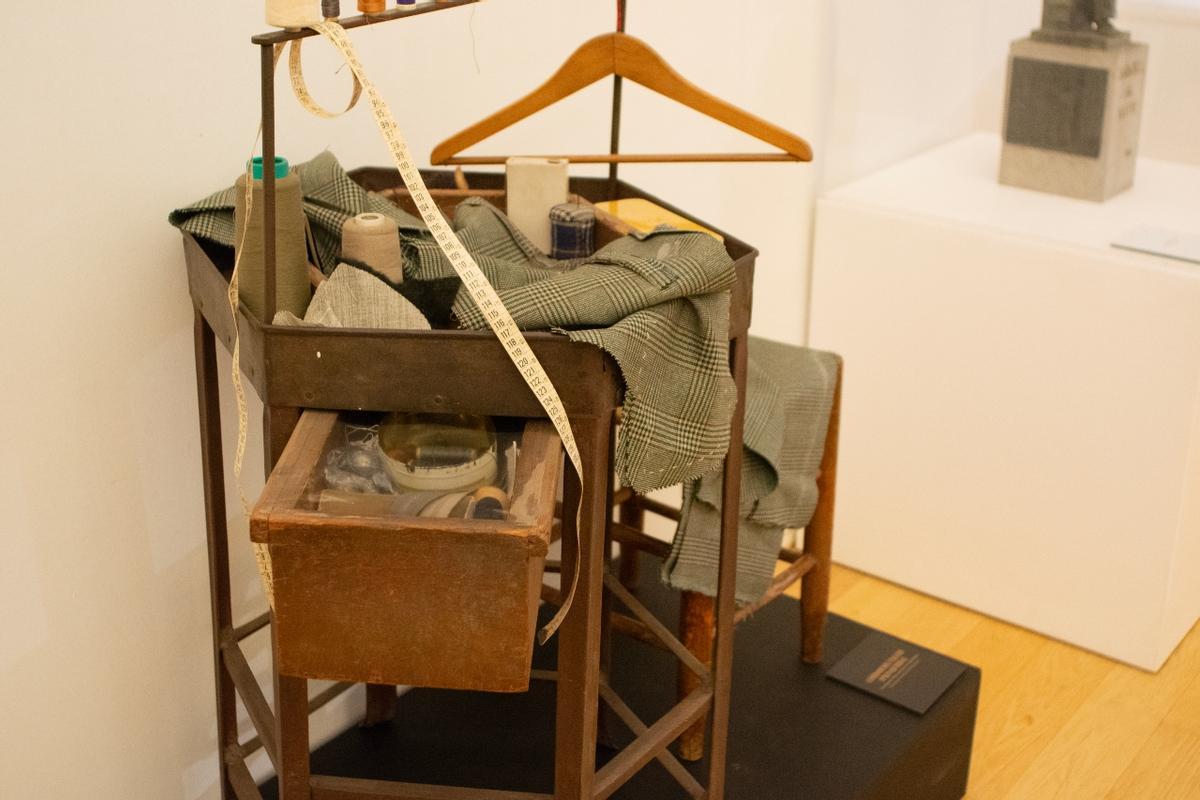 La muestra pone nombre a modistas, como las míticas hermanas Muntané, y a sastres, como Mayol o Escoda.