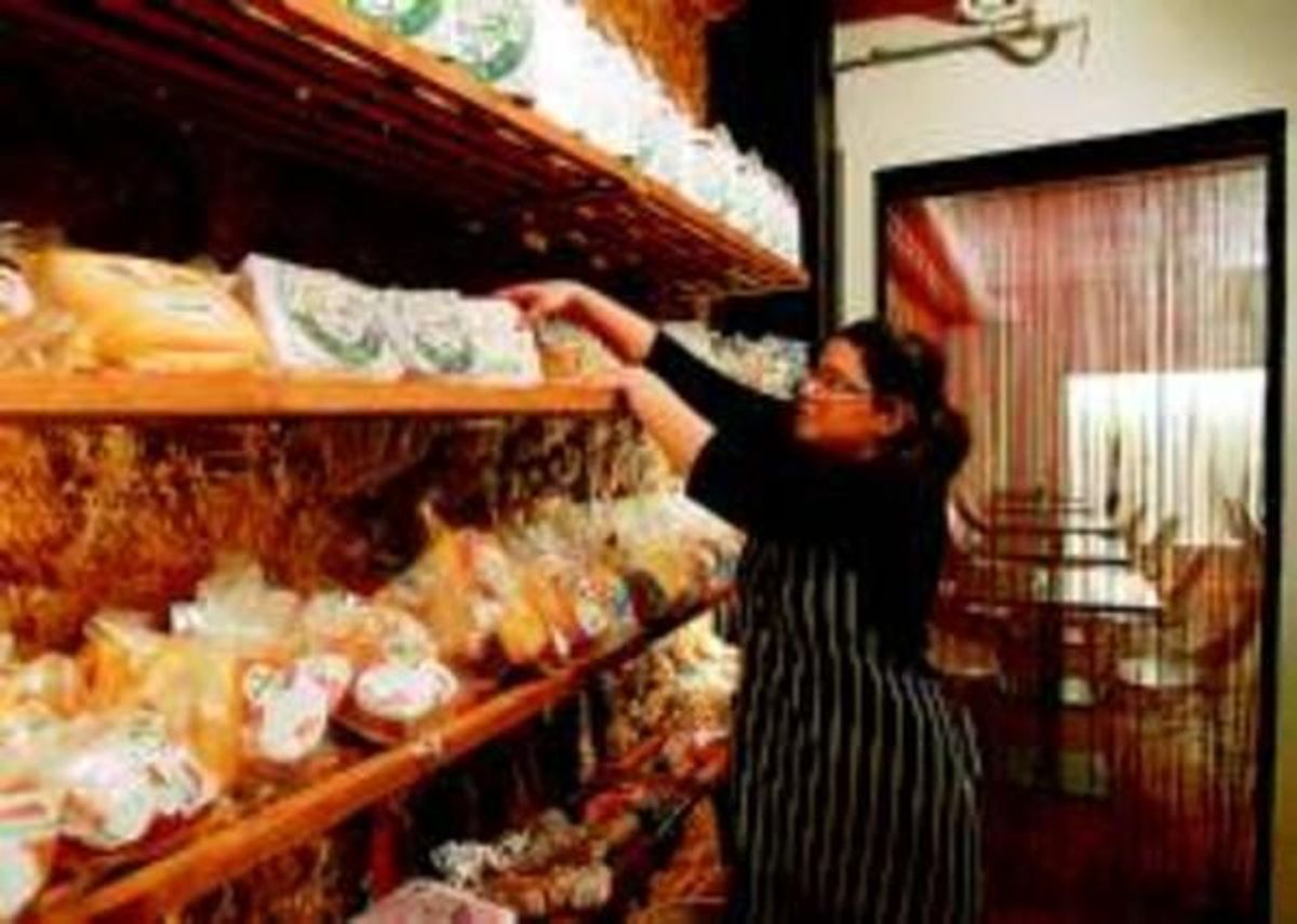 Una empleada col.loca els productes artesanals de la Casa de Menorca, dissabte. Una empleada col.loca els productes artesanals de la Casa de Menorca, dissabte.