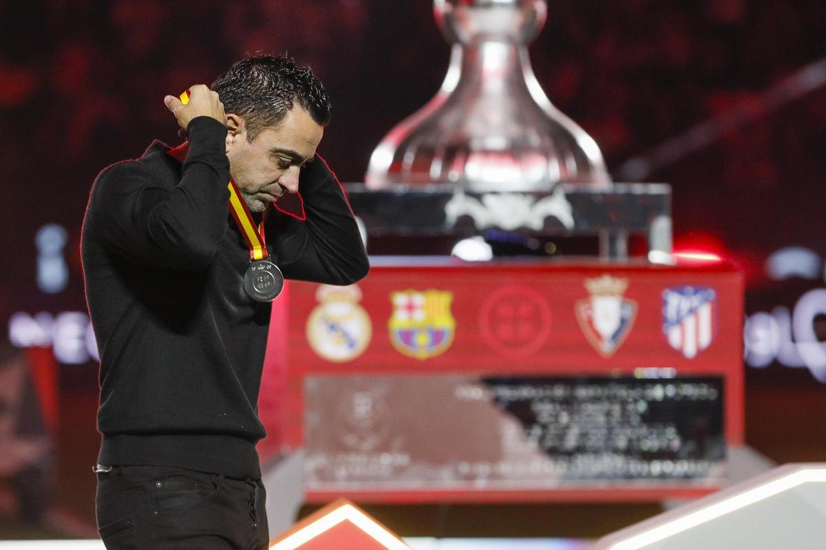 Xavi se quita la medalla de subcampeón de la Supercopa en Riad.