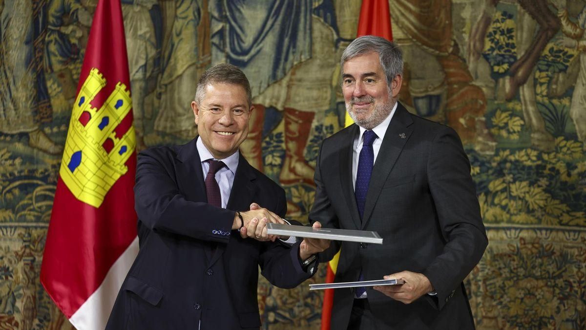 Los presidentes Fernando Clavijo (d) y Emiliano García-Page durante su encuentro del miércoles en Toledo.
