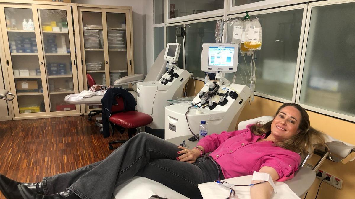 Una mujer durante el proceso de donación de sangre.