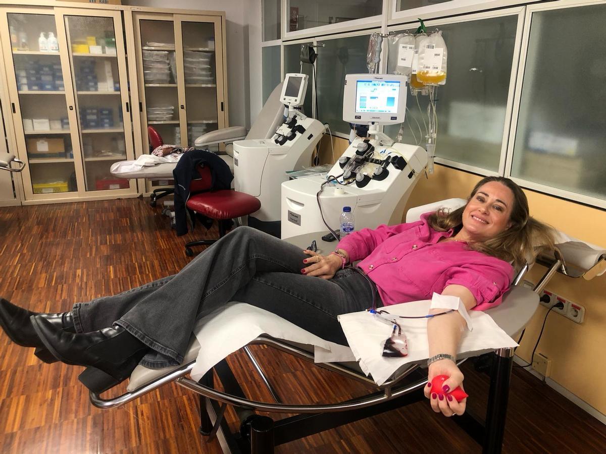 Una mujer durante el proceso de donación de sangre.