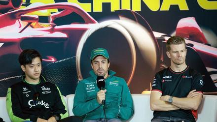 Fernando Alonso, secundado por Nico Hülkenberg y Guanyu Zhou, en la rueda de prensa del GP de China