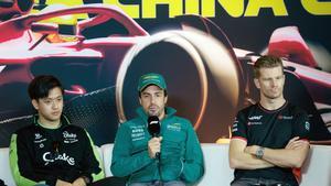 Fernando Alonso, secundado por Nico Hülkenberg y Guanyu Zhou, en la rueda de prensa del GP de China