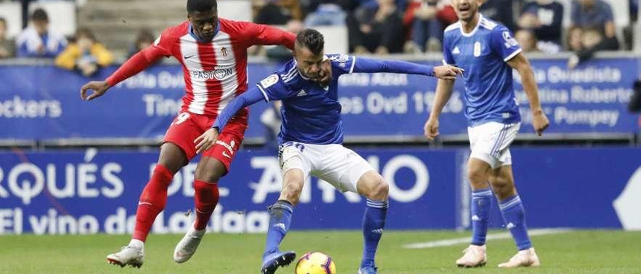 Tejera pugna por un balón con Neftali, en el derbi ante el Sporting en el Tartiere (2-1).