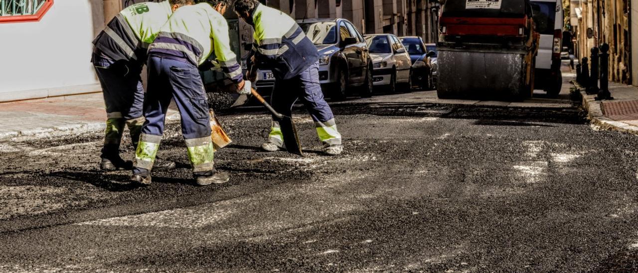 Trabajos de asfaltado de una calle en Alcoy.