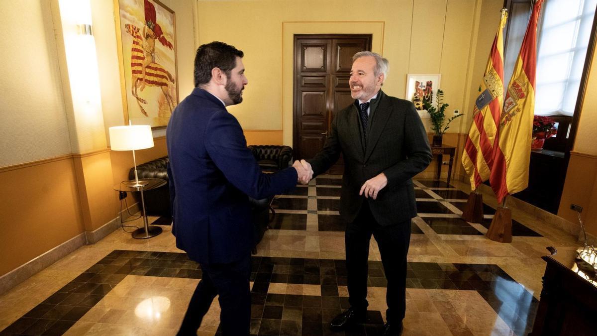 El silencio preside las últimas horas de negociación del PP y Vox para las Cortes de Aragón