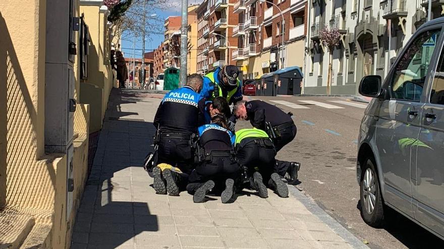 La Policía Municipal reduce al ciudadano que fue trasladado al Virgen de la Concha.