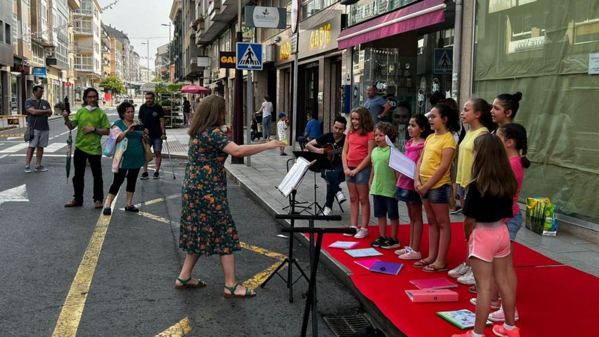 Actuación de un coro infantil en 
la rúa Antonia Ferrín.   | // ANA AGRA